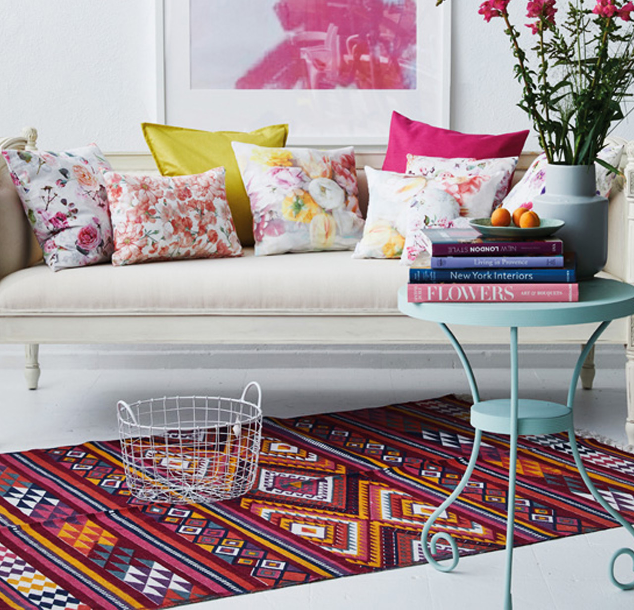 Kelim Teppich und Kissen mit floralen Mustern